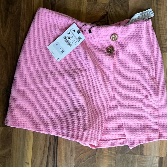 Zara Dresses & Skirts - Zara bright pink textured mini skirt / skort gold details, NWT Size Small